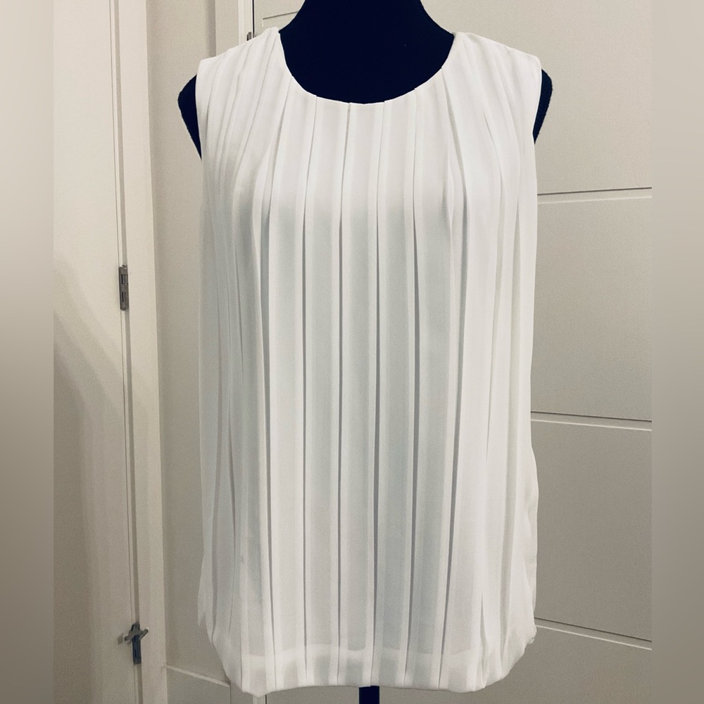 ***Calvin Klein Sleeveless White Pleated Bubble Hem  Blouse